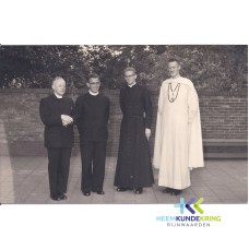 Lobith vlnr pastoor Veeger- Jac Hendriks-...Droste en Hans peters. Coll. HKR geschonken door H.vdLaag